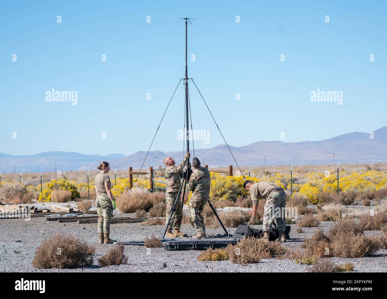 Gli airmen con lo Squadrone di preparazione logistica 152nd e il volo di comunicazione 152nd partecipano ad un'esercitazione all'aeronautica dell'esercito di Amedee ad Herlong, California 15 ottobre 2022. Gli airman della 152nd Airlift Wing hanno partecipato all'esercizio, Ready Roller, per testare le capacità in un ambiente simulato e contestato, utilizzando il concetto Agile Combat Employment Foto Stock