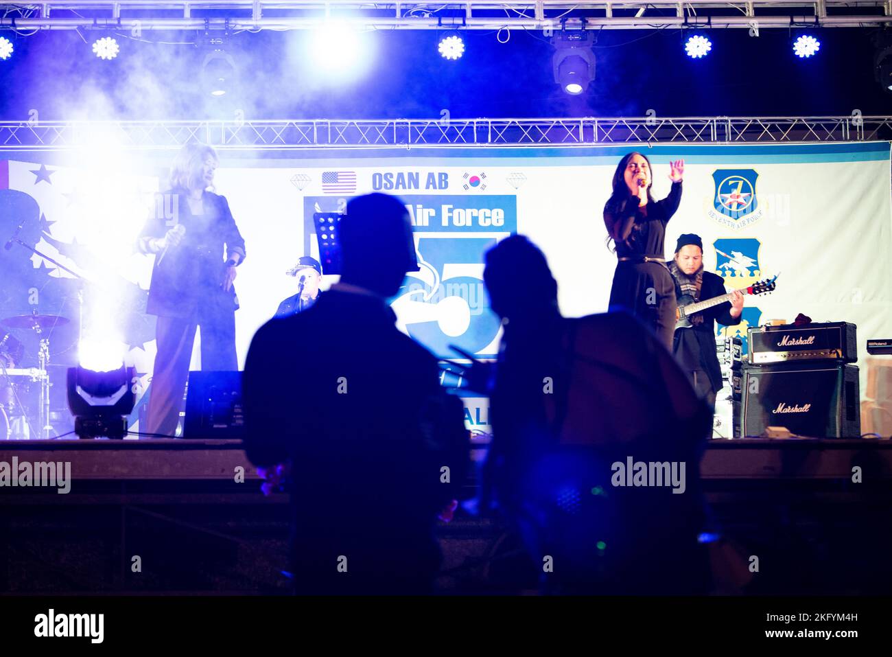 I partecipanti ballano in un concerto dal vivo di “Street Beat” durante la 75th Air Force Ball presso la base aerea di Osan, Repubblica di Corea, 15th ottobre 2022. I partecipanti hanno goduto di una varietà di intrattenimenti in tre diversi luoghi della palla, tra cui spettacoli della Pacific Air Forces band, K-Pop band e gruppi di danza e DJ. Foto Stock