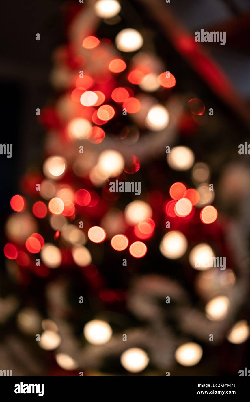 Immagine sfocati di illuminato albero di Natale su sfondo nero Foto Stock