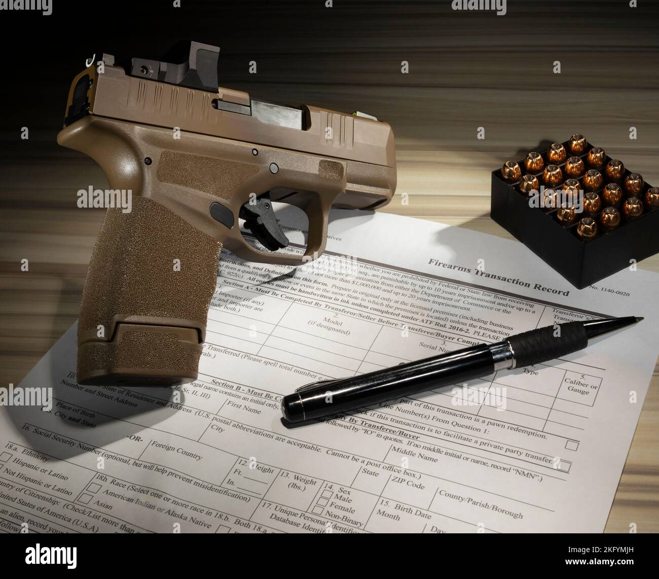 Pistola e cartucce di pubblico dominio modulo 4473 che è richiesto per l'acquisto di un'arma da fuoco Foto Stock