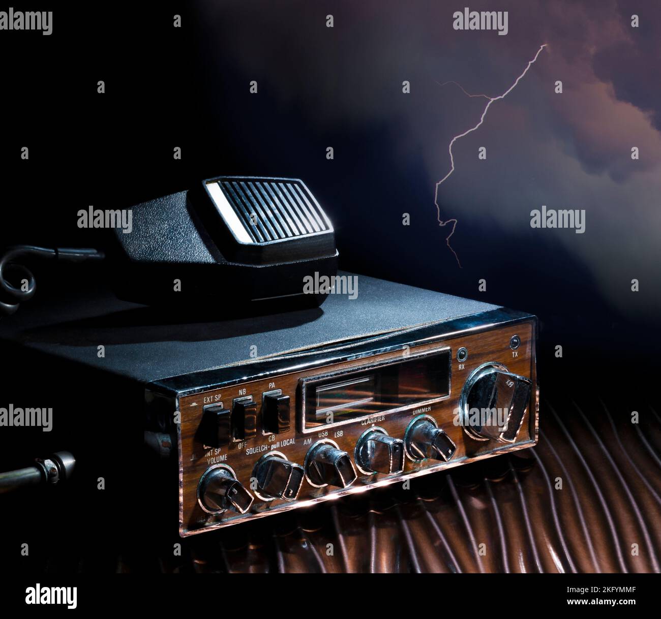 Tempesta di fulmini dietro una radio e un microfono HAM Foto Stock