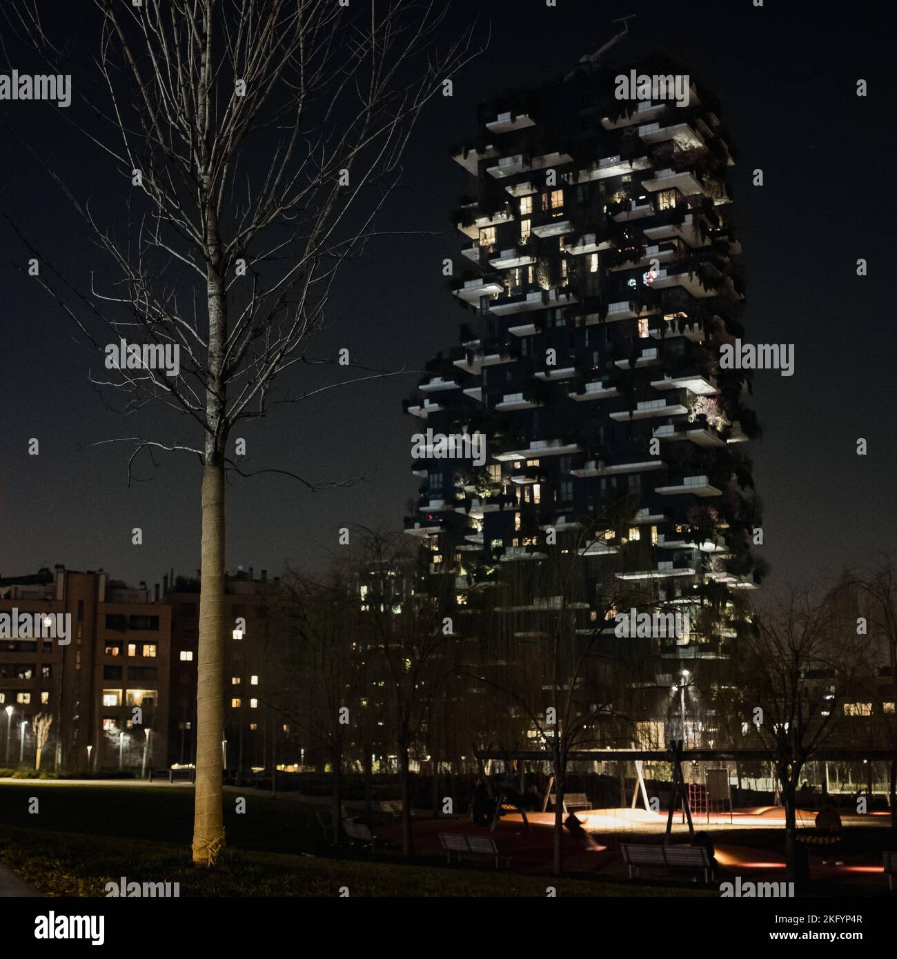 Vista notturna di un'area verde nei pressi del Bosco verticale, complesso residenziale composto da due edifici residenziali progettati dall'italiana A. Foto Stock