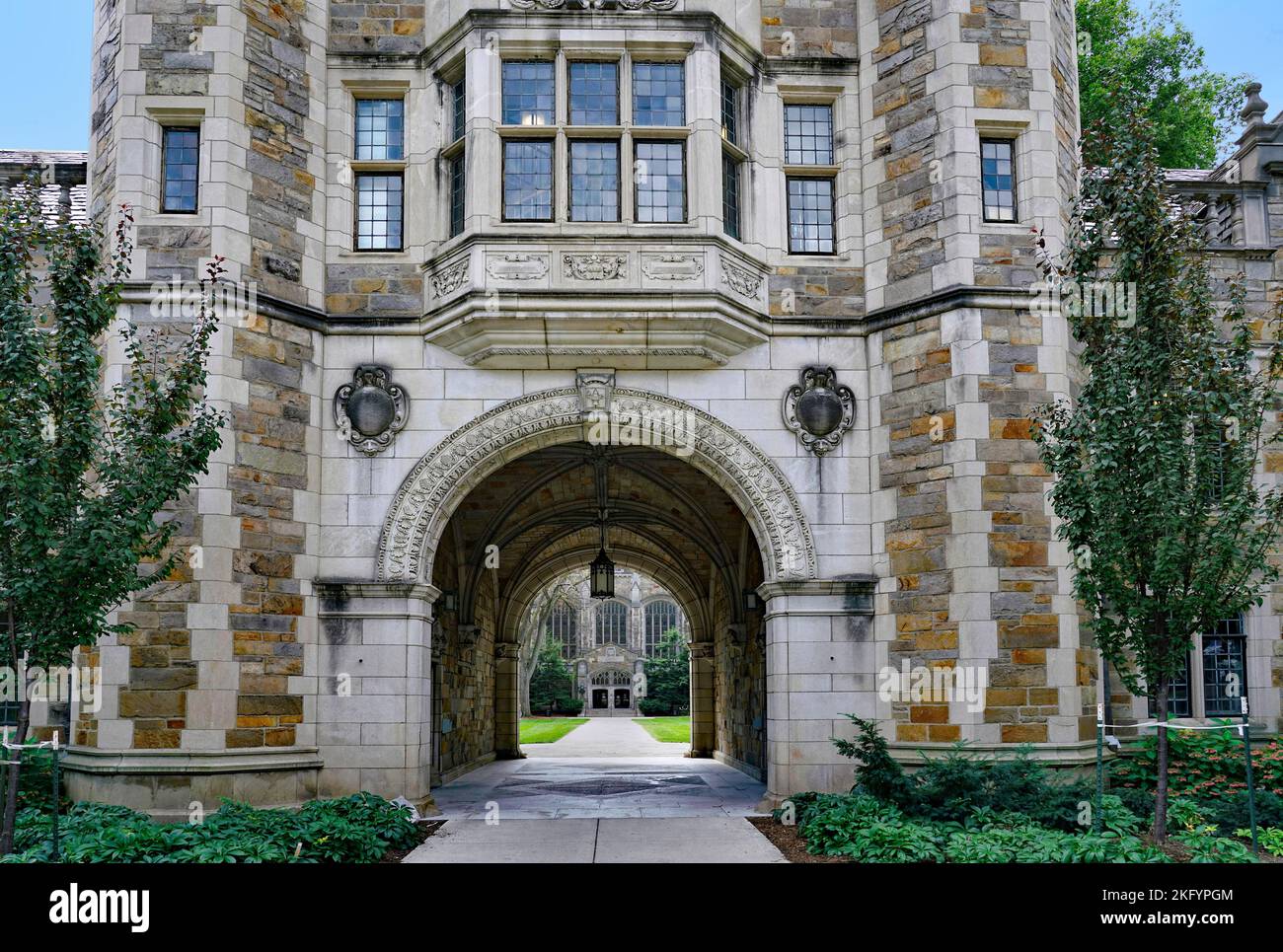 Edificio in pietra in stile gotico presso l'Università del Michigan, con arco che conduce al cortile interno Foto Stock