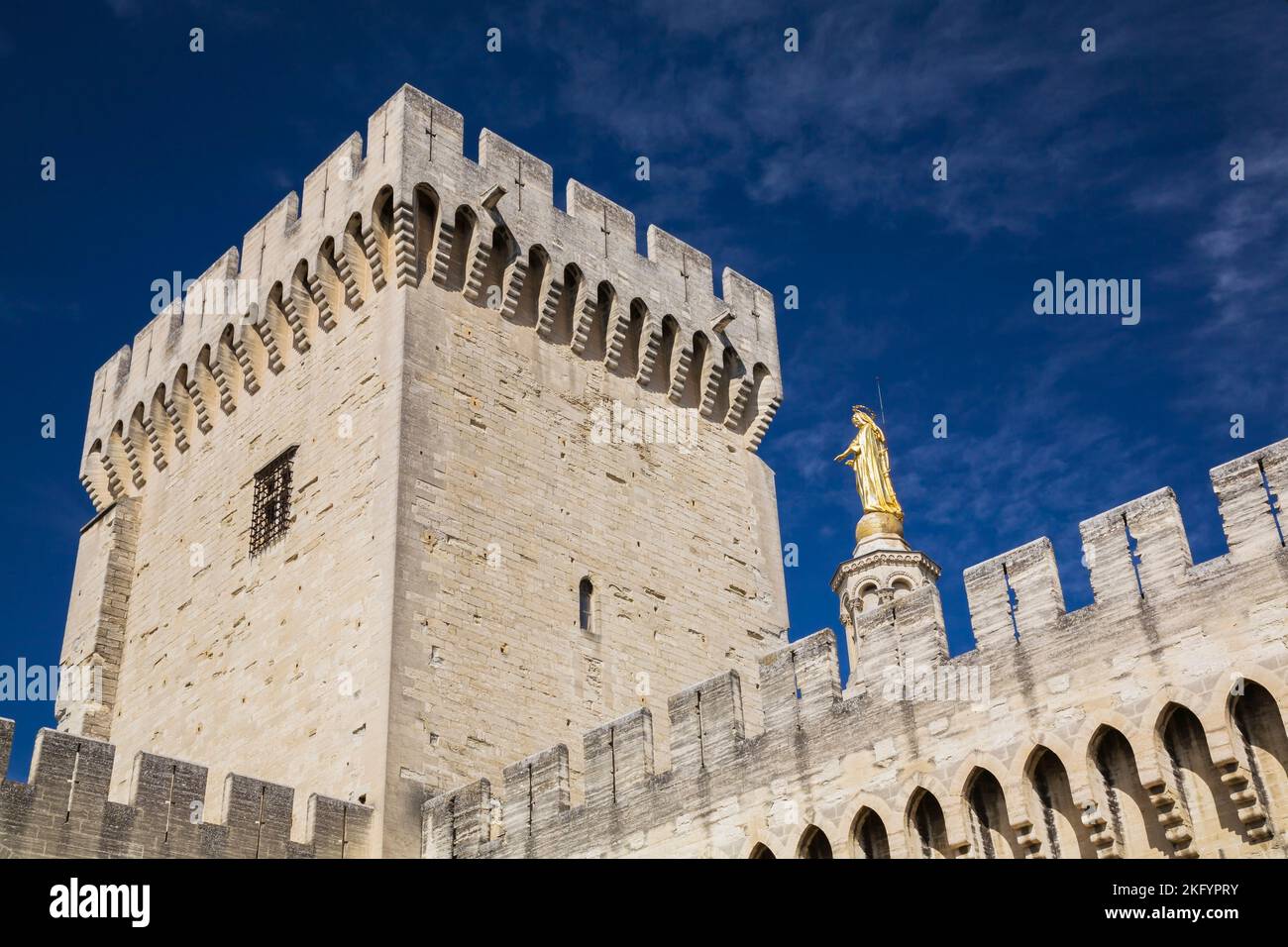 Statua dorata di Saint-Mary e torre Campane, Palazzo dei Papi, Avignone, Provenza, Francia. Foto Stock