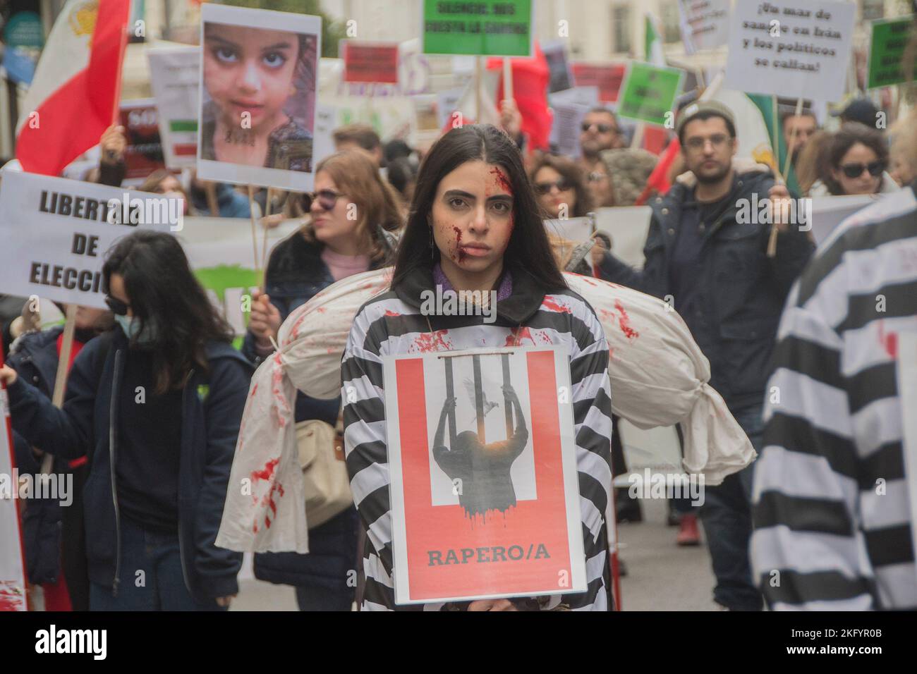 Diverse centinaia di iraniani e i loro sostenitori hanno manifestato contro ciò che hanno chiamato massacri da parte delle autorità iraniane dopo la morte di Mahsa Amini in custodia della polizia morale. I manifestanti hanno camminato lungo la Gran VI-a, una delle strade principali della città, urlando 'per le donne dell'Iran, per la giustizia in Iran!', 'Donna, vita, Libertà” e alcuni slogan contro il governo spagnolo, che alcuni vogliono interrompere le relazioni diplomatiche con l'Iran. Almeno 342 persone sono state uccise nelle forze di sicurezza iraniane da quando sono iniziate le proteste due mesi fa, secondo l'ONG Iran Human Rights (IHRNGO) con sede a Oslo Foto Stock