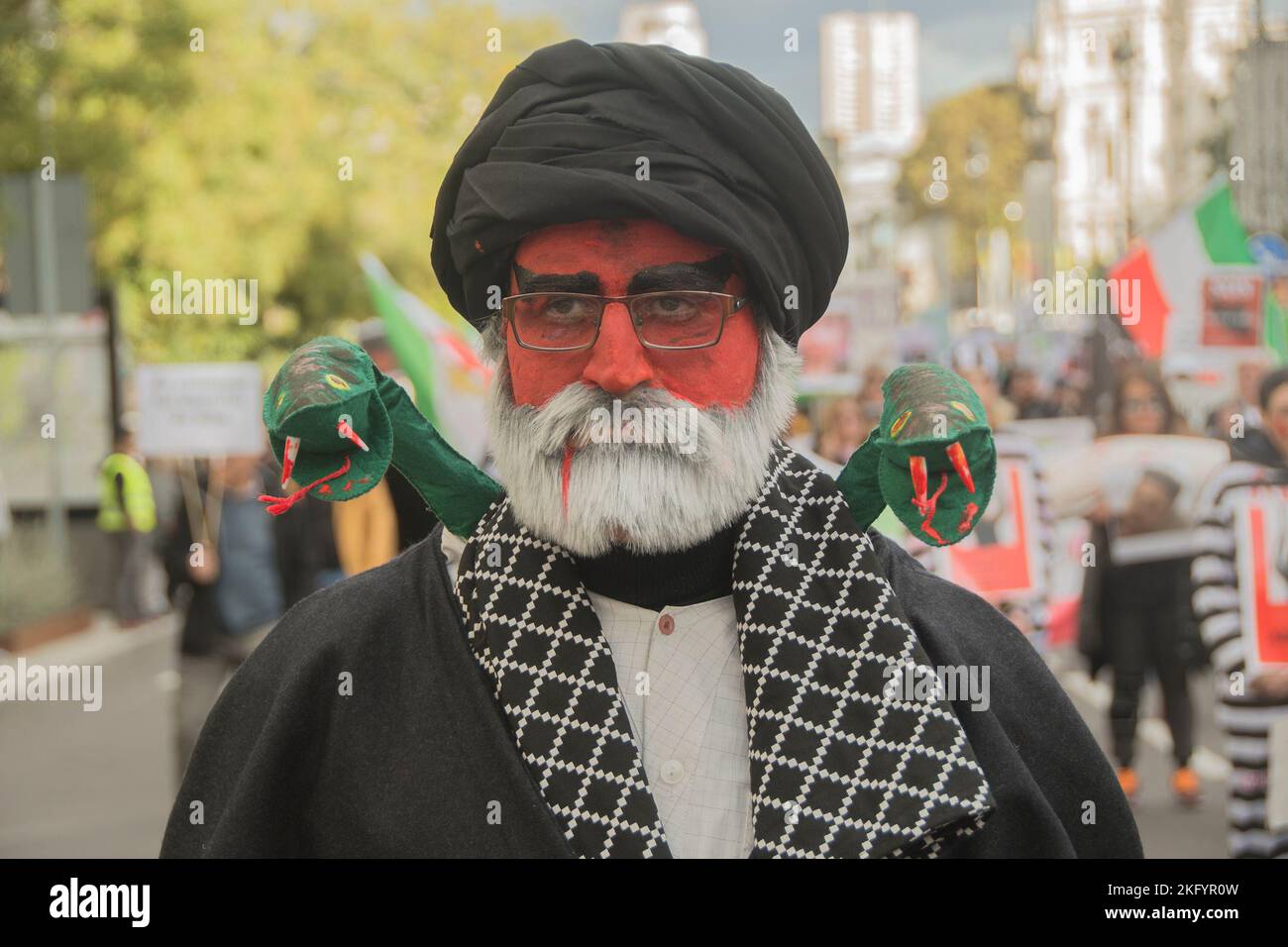 Diverse centinaia di iraniani e i loro sostenitori hanno manifestato contro ciò che hanno chiamato massacri da parte delle autorità iraniane dopo la morte di Mahsa Amini in custodia della polizia morale. I manifestanti hanno camminato lungo la Gran VI-a, una delle strade principali della città, urlando 'per le donne dell'Iran, per la giustizia in Iran!', 'Donna, vita, Libertà” e alcuni slogan contro il governo spagnolo, che alcuni vogliono interrompere le relazioni diplomatiche con l'Iran. Almeno 342 persone sono state uccise nelle forze di sicurezza iraniane da quando sono iniziate le proteste due mesi fa, secondo l'ONG Iran Human Rights (IHRNGO) con sede a Oslo Foto Stock