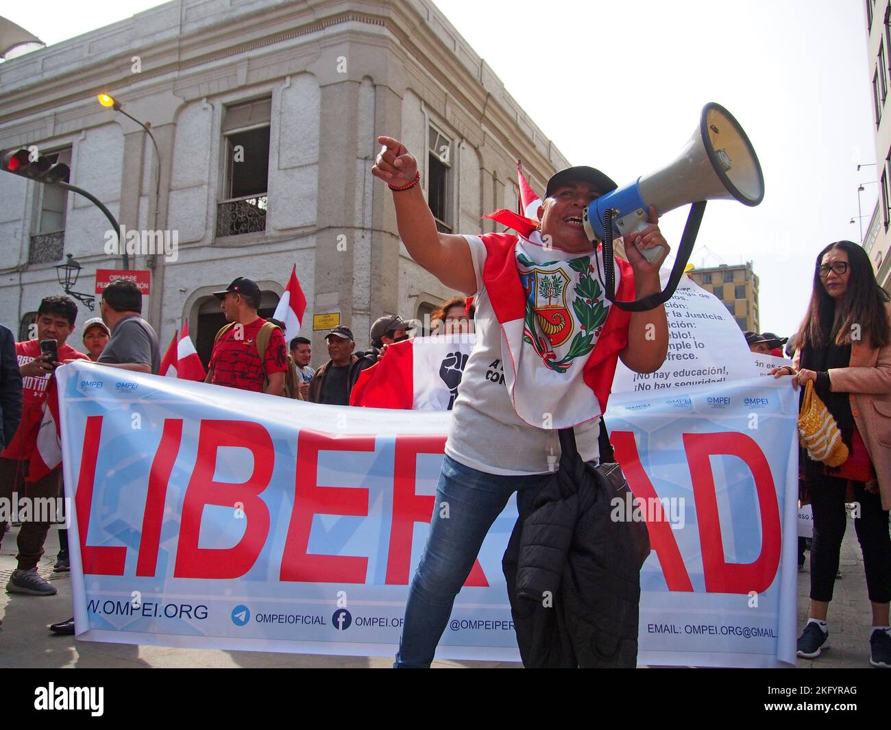 'Libertà' può essere letto su un banner quando decine di prendere per le strade del centro di Lima per esprimere il loro rifiuto del presidente Pedro Castillo come parte delle manifestazioni per la visita OAS in Perù. Castillo, soggetto a varie accuse di corruzione, e in cerca di sostegno per il suo governo, ha chiesto l'intervento dell'OAS la cui missione rimarrà a Lima fino al novembre 22. Foto Stock