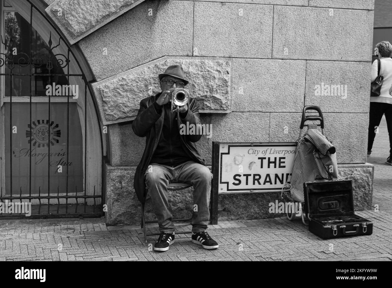 Uomo che gioca Trumpet per le strade di Liverpool Foto Stock