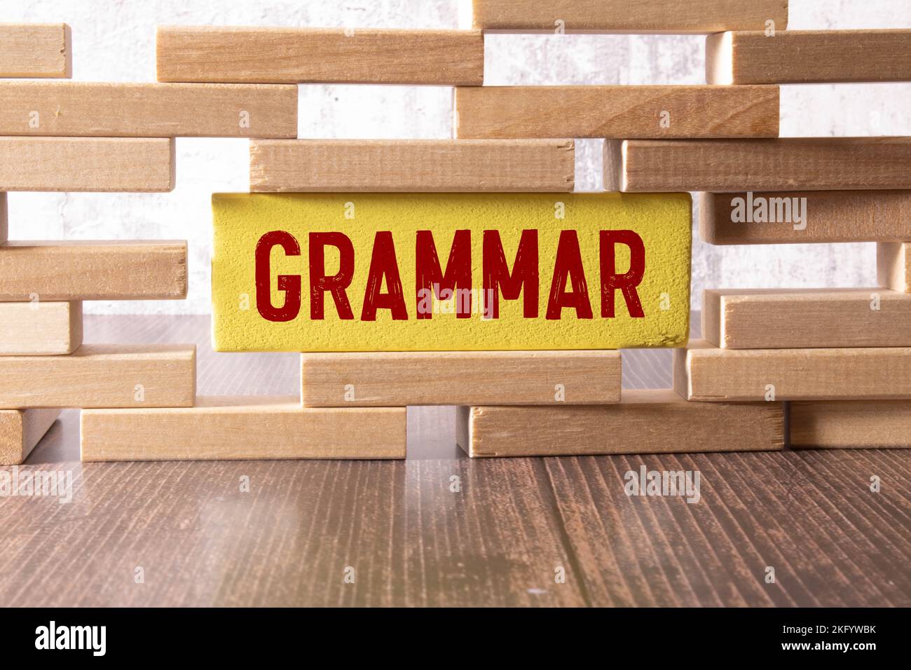 la parola grammatica cubi di legno con lettere bruciate, studio della grammatica di lingue diverse, sfondo grigio vista dall'alto, cubi sparsi intorno a casualmente lasciare Foto Stock