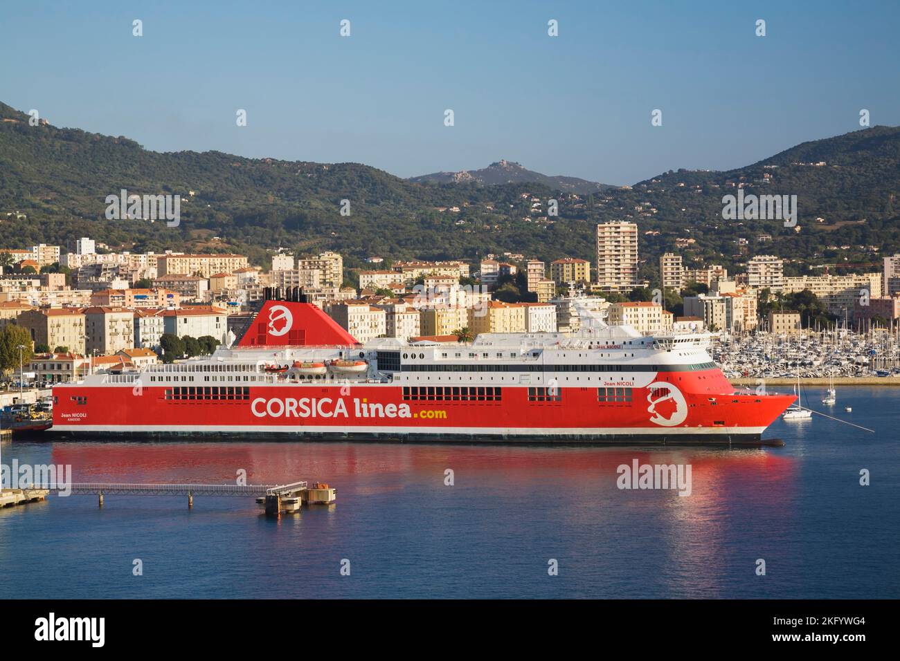 Ormeggiata Corsica Linea.com traghetto e skyline, Ajaccio, Corsica Island, Francia. Foto Stock