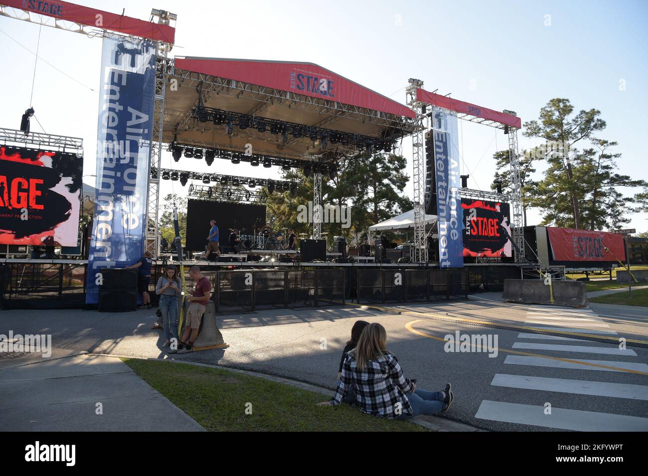 Volontari e membri dell'equipaggio di produzione conducono un allestimento durante il Fall Festival presso la Moody Air Force base, Georgia, 15 ottobre 2022. L'evento consisteva in musica dal vivo, cibo camion, gonfiabili, giochi e divertimento per tutta la famiglia. Lo Squadrone di supporto della forza del 23rd ha ospitato l'evento per dare agli Airmen e alle loro famiglie del tempo libero dalla missione per godersi un'esperienza di intrattenimento dal vivo gratuita. Foto Stock