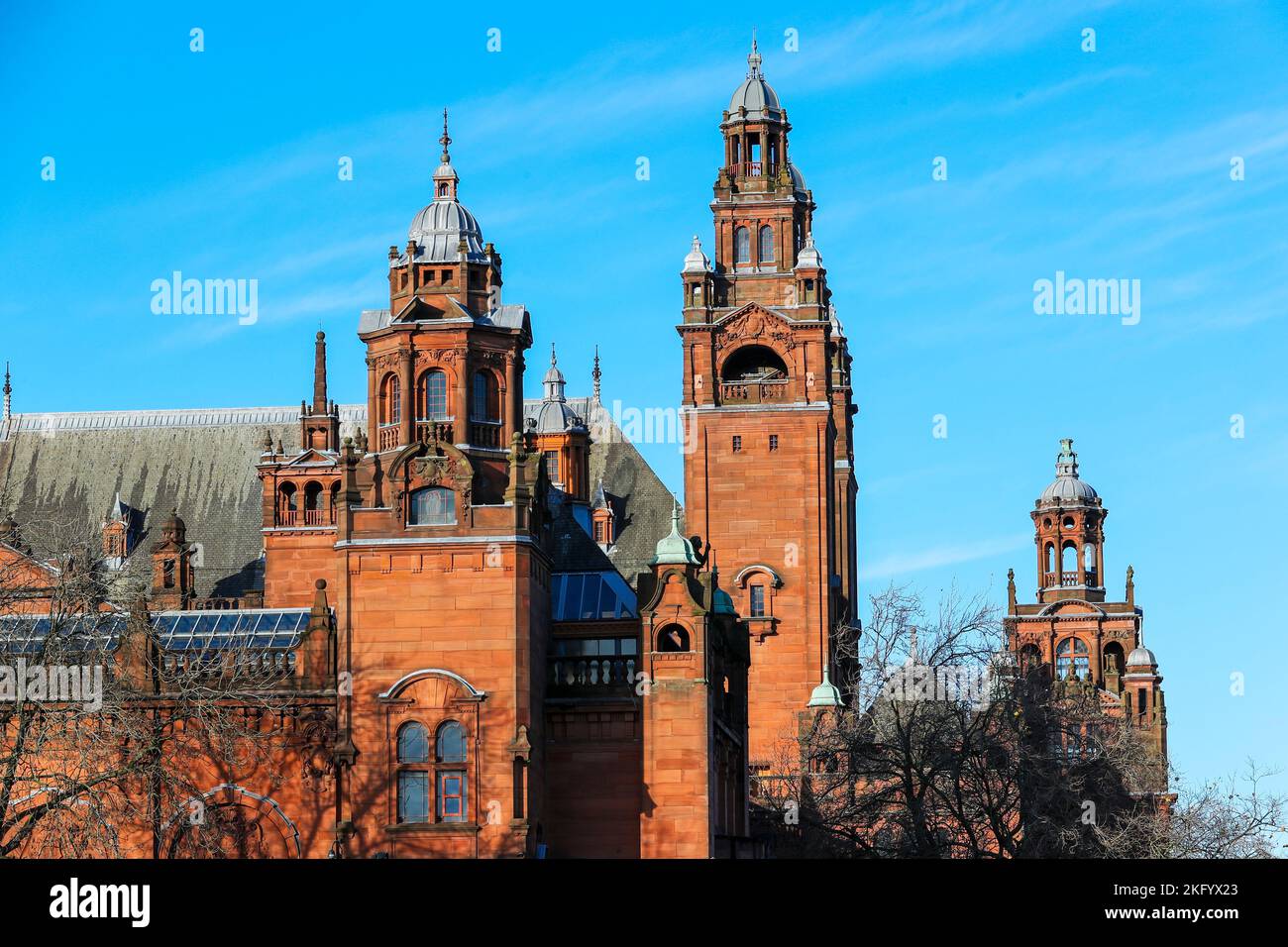 Dettagli architettonici sulle torri sopra l'ingresso del museo e galleria d'arte di Kelvingrove, Glasgow, Scozia, Regno Unito Foto Stock