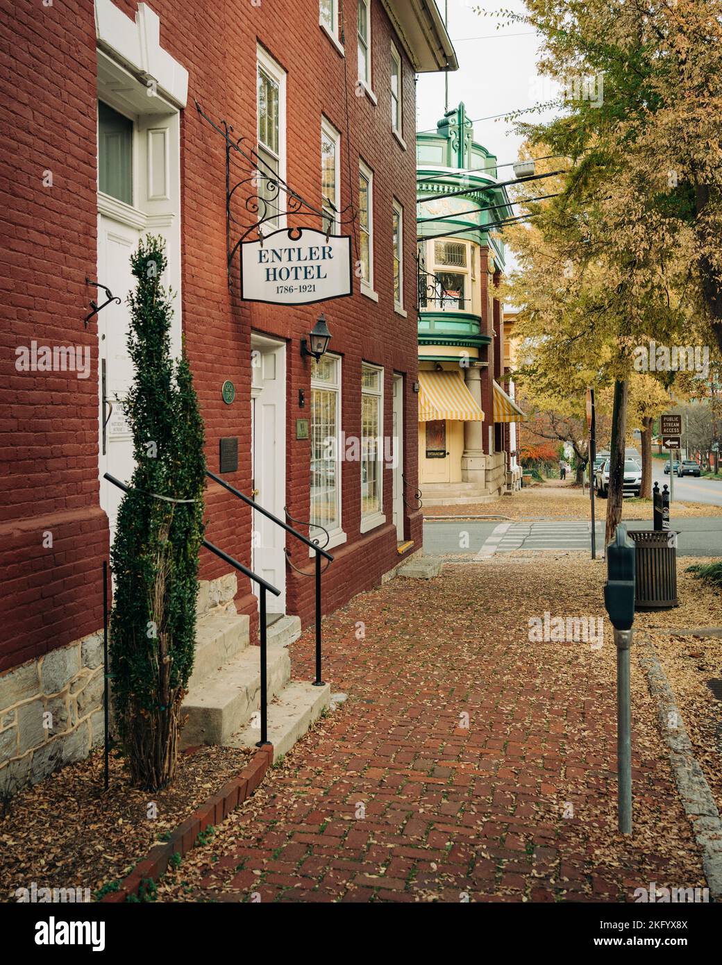 Entler Hotel e colori autunnali, Shepherdstown, West Virginia Foto Stock