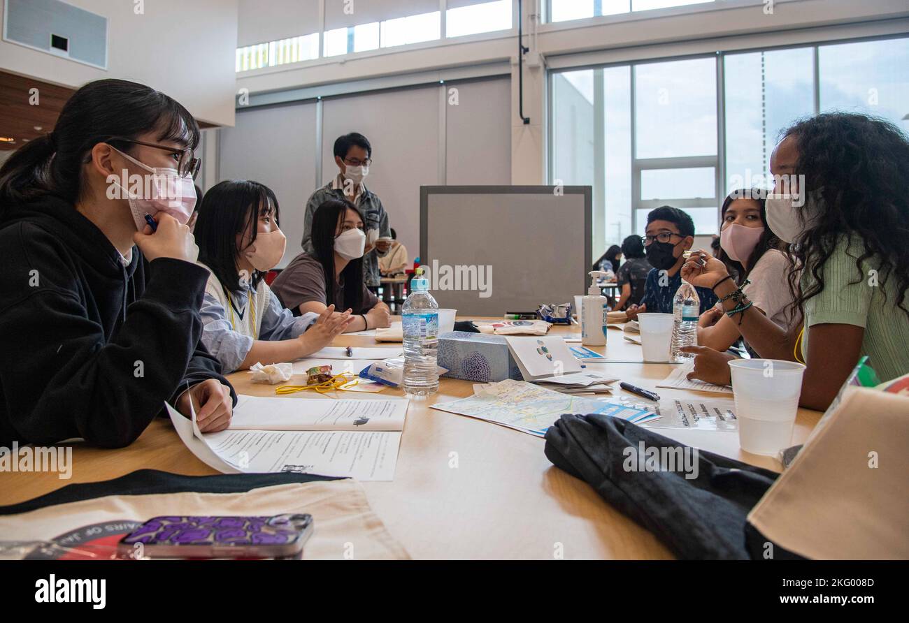 Gli studenti giapponesi e americani collaborano nel corso del programma di Scambio giovani MOFA/DODEA 2022 al Commander, Fleet Activities Sasebo’s E.J. King Middle High School 16 ottobre 2022. Durante i due giorni di scambio educativo e culturale, studenti americani dell'E.J. King Middle High School e gli studenti giapponesi delle scuole Sasebo hanno forgiato nuove amicizie affrontando progetti di gruppo insieme, rafforzando il rapporto tra la base e la comunità locale. Foto Stock