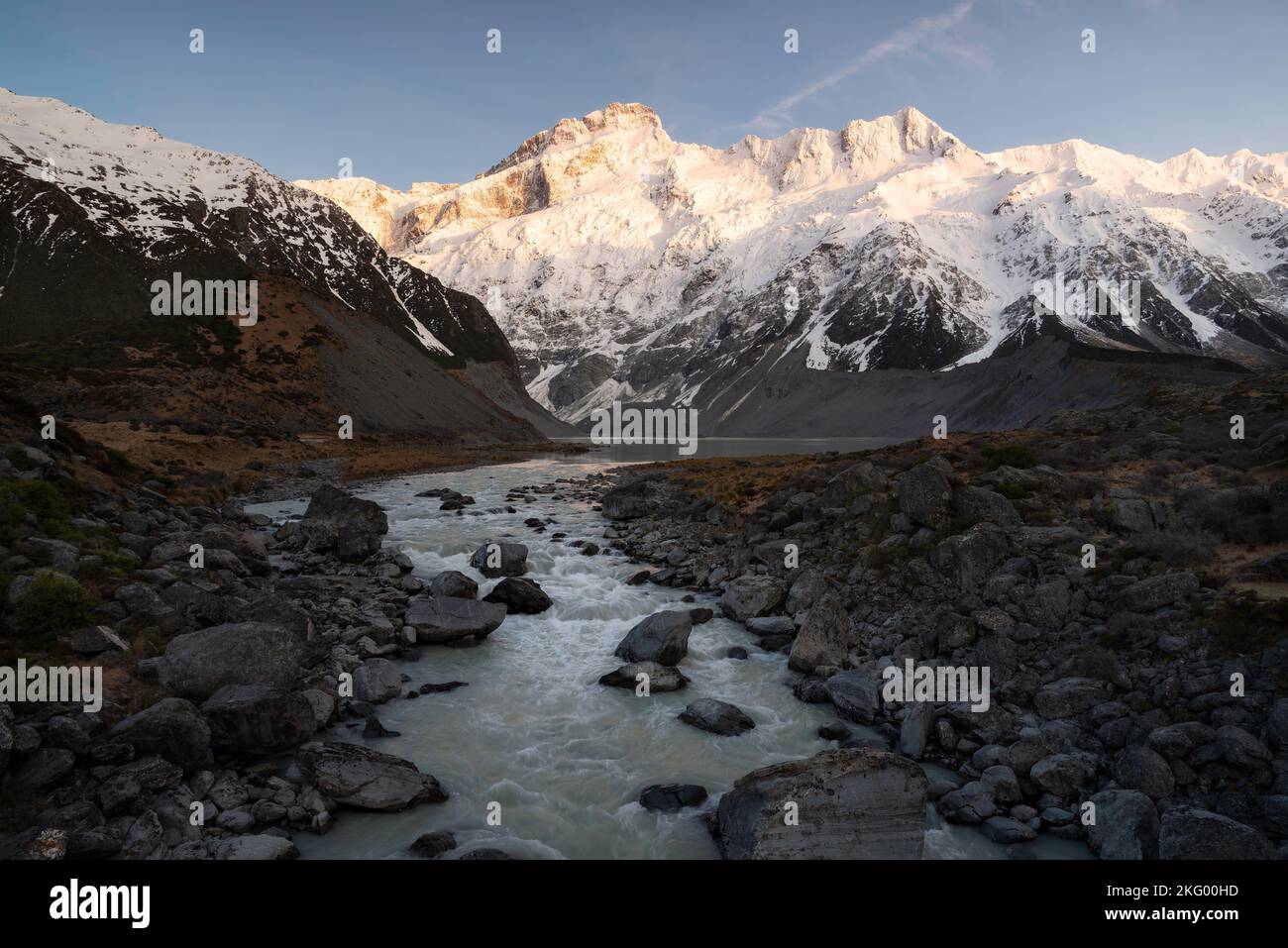 Il fiume Hooker conduce al lago Mueller e con il monte Sefton sopra che cattura la luce solare del mattino. Foto Stock