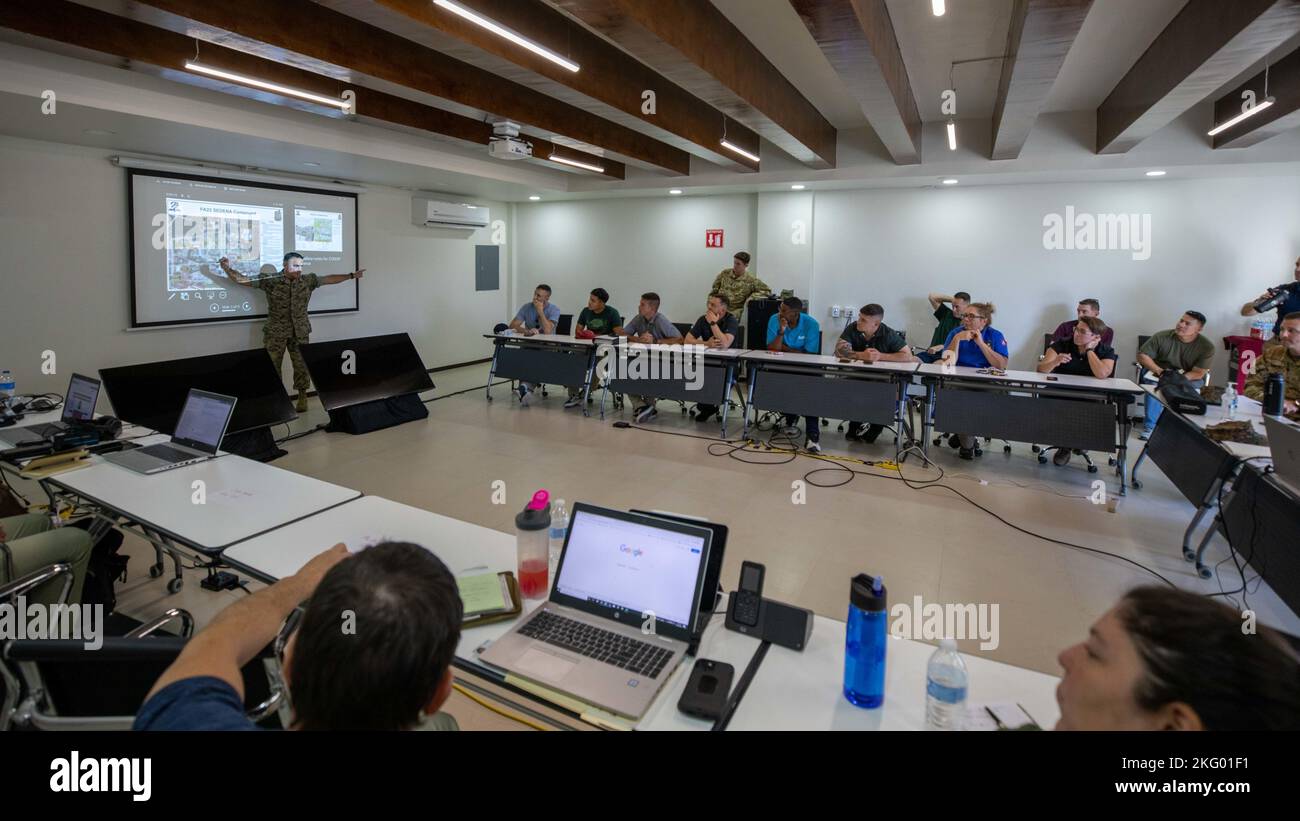 221016-N-PC620-0027 REYNOSA, Messico (ott 16, 2022) corpo Marino degli Stati Uniti Major. Edwin Santibanez, Joint Task Force Civil Support Incident Support Team 4 Operations Officer, dà un brief di ricevimento per esercitare i partecipanti durante il loro arrivo a Reynosa, Messico come parte dell'esercizio Fuerzas Amigas 2022 a campo Militar Reynosa, ottobre 16. FA22 è un esercizio binazionale di risposta alle catastrofi tra i militanti statunitensi e messicani dal 17 al 21 ottobre, lungo il confine tra Stati Uniti e Messico. Lo scopo di questo esercizio annuale è migliorare la preparazione e rafforzare le relazioni di cooperazione tra le due nazioni. US Army North, Foto Stock