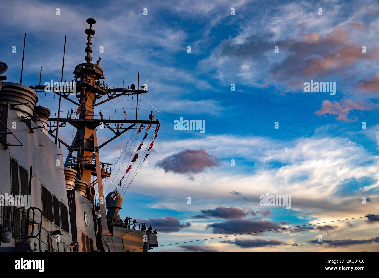 Il cacciatorpediniere missilistico guidato di classe Arleigh Burke USS Ramage (DDG 61) effettua un rifornimento in mare con la nave reale canadese MV Asterix come parte del gruppo Gerald R. Ford Carrier Strike, 17 ottobre 2022. La prima portaerei della classe USS Gerald R. Ford (CVN 78) è in fase di spiegamento inaugurale, che conduce formazione e operazioni insieme agli alleati e ai partner della NATO per migliorare l'integrazione per le operazioni future e dimostrare l'impegno della Marina statunitense verso una regione atlantica pacifica, stabile e priva di conflitti. Foto Stock