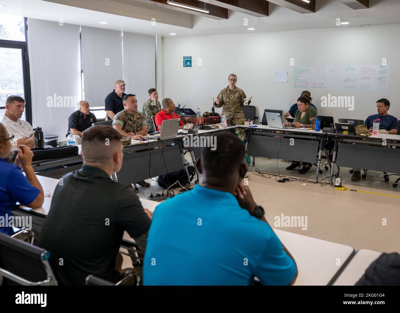 221016-N-PC620-0008 REYNOSA, Messico (ott 16, 2022) il Lt. Dell'Esercito degli Stati Uniti Tiffianey Laurin, l'ufficiale della Joint Task Force Civil Support Incident Support Team 4, fornisce un brief di ricevimento per esercitare i partecipanti durante il loro arrivo a Reynosa, Messico, come parte dell'esercizio Fuerzas Amigas 2022, a campo Militar Reynosa, ottobre 16. FA22 è un esercizio binazionale di risposta alle catastrofi tra i militanti statunitensi e messicani dal 17 al 21 ottobre, lungo il confine tra Stati Uniti e Messico. Lo scopo di questo esercizio annuale è migliorare la preparazione e rafforzare le relazioni di cooperazione tra le due nazioni. US Army North, t Foto Stock