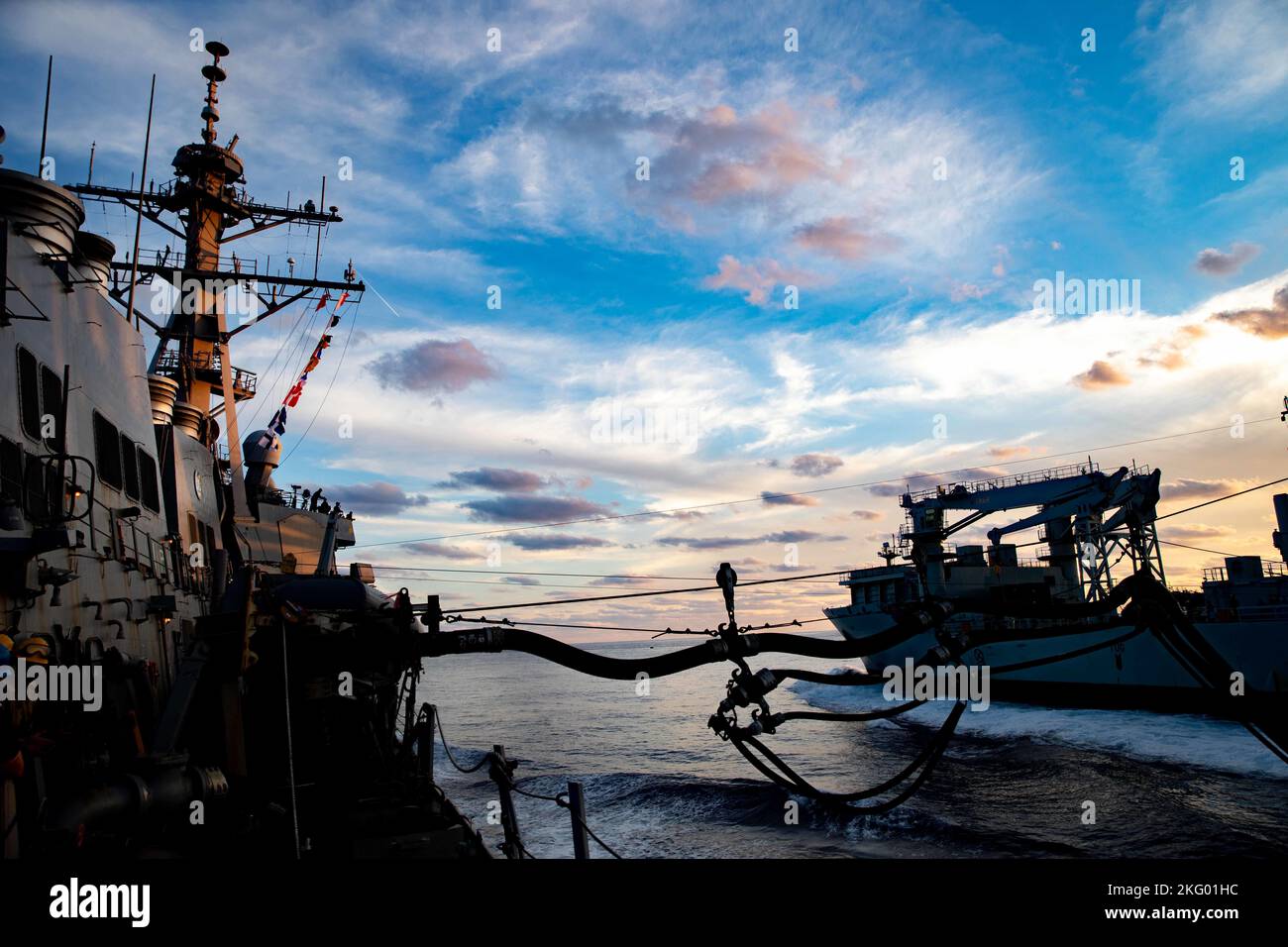 Il cacciatorpediniere missilistico guidato di classe Arleigh Burke USS Ramage (DDG 61) effettua un rifornimento in mare con la nave reale canadese MV Asterix come parte del gruppo Gerald R. Ford Carrier Strike, 17 ottobre 2022. La prima portaerei della classe USS Gerald R. Ford (CVN 78) è in fase di spiegamento inaugurale, che conduce formazione e operazioni insieme agli alleati e ai partner della NATO per migliorare l'integrazione per le operazioni future e dimostrare l'impegno della Marina statunitense verso una regione atlantica pacifica, stabile e priva di conflitti. Foto Stock