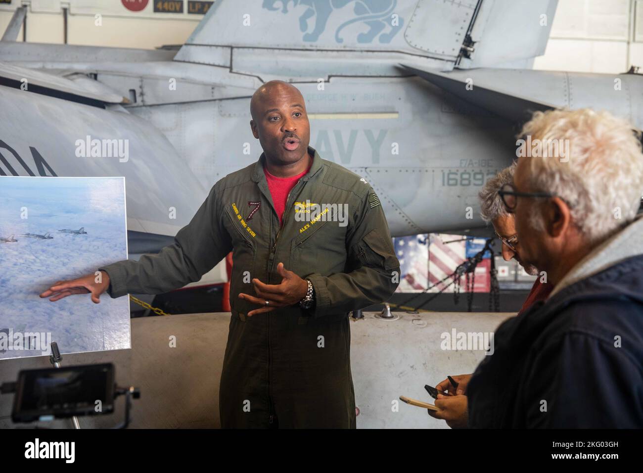 221017-N-IX644-1003 MARE ADRIATICO (OTT 17, 2022) il capitano Alex Hampton, vice comandante, Carrier Air Wing (CVW) 7, parla ai media europei durante l'attività di vigilanza condotta dalla NATO Neptune Strike 22,2 (NEST 22,2), a bordo della portaerei di classe Nimitz USS George H. W. Bush (CVN 77), 17 ottobre 2022. CVW-7 è la componente offensiva dell'aria e dello sciopero di CSG-10, George H.W. Gruppo di riscontro supporto boccola (GHWBCSG). Gli squadroni del CVW-7 sono Strike Fighter Squadron (VFA) 86, VFA-103, VFA-136, VFA-143, Electronic Attack Squadron (VAQ) 140, Carrier Airborne Early Warning Squadron (VAW) 121, elicottero Foto Stock