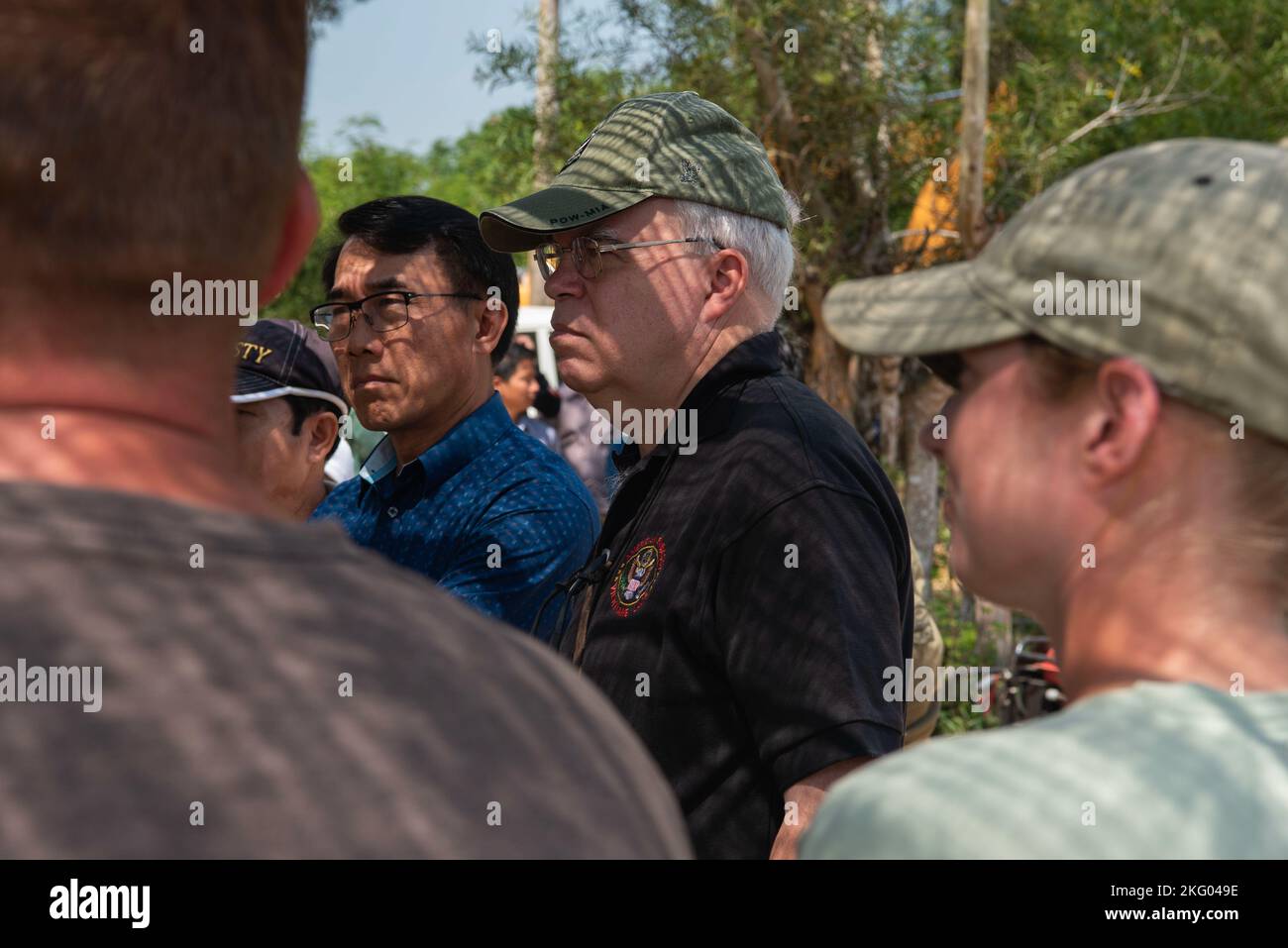 L’ambasciatore Peter M. Haymond, ambasciatore degli Stati Uniti nella Repubblica democratica popolare del Laos, ascolta un breve riassunto sulle operazioni di recupero dell’Agenzia di contabilità POW/mia per la difesa (DPAA) durante una missione nella Repubblica democratica popolare del Laos, 17 ottobre 2022. La missione di DPAA è quella di ottenere la contabilità più completa possibile per il personale degli Stati Uniti mancante e non contabilizzato per le loro famiglie e la nostra nazione. Foto Stock