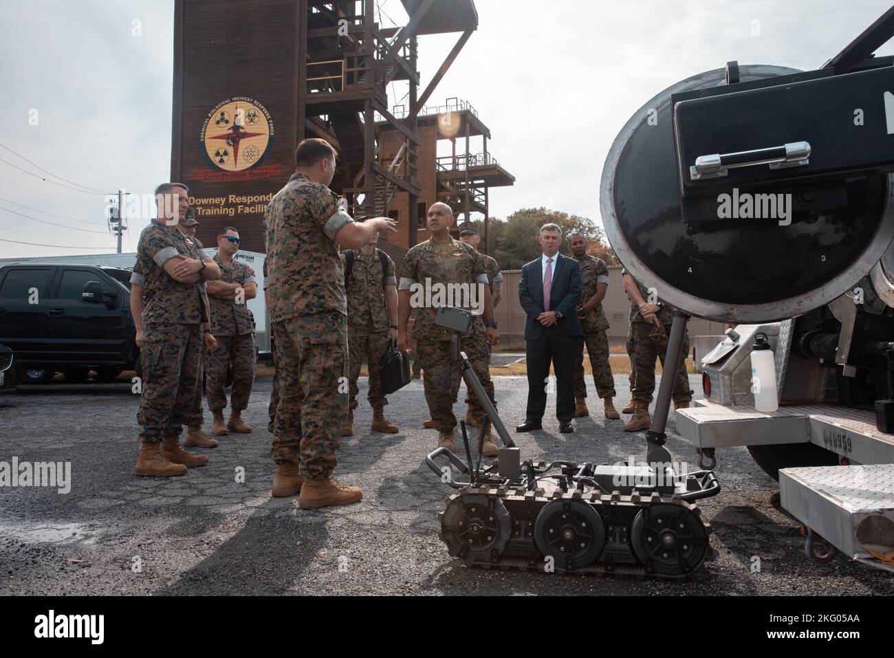 Marines degli Stati Uniti con la forza chimica biologica di risposta di incidente (CBIRF) Alpha Company parla con il corpo marino degli Stati Uniti Lt. Gen. Brian W. Cavanaugh, comandante delle forze del corpo marino degli Stati Uniti, E il personale di comando del CBIRF circa gli attrezzi usati per lo smaltimento esplosivo dell'ordinanza durante un giro di comando al capo indiano della struttura di supporto navale ed al collo del ceppo dell'allegato 17 ottobre 2022. Durante la visita, il Lt. Gen. Cavanaugh ha ricevuto briefing dal personale di comando della CBIRF, ha visitato le strutture utilizzate dalla CBIRF, ha parlato con i Marines e i marinai della CBIRF e ha ricevuto una dimostrazione delle capacità della forza di risposta in caso di crisi. Foto Stock