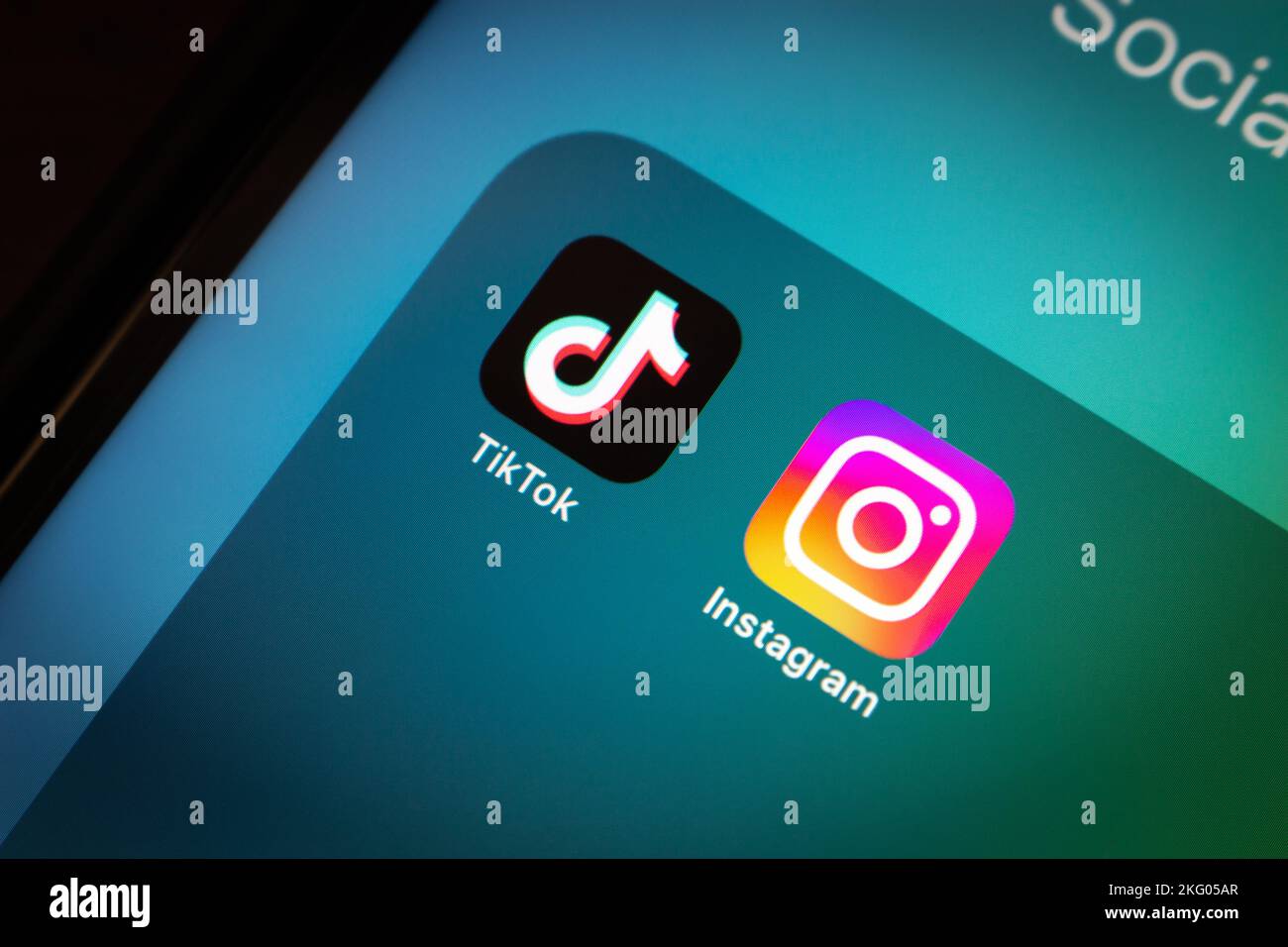 Vancouver, CANADA - Ott 17 2022 : icone di TikTok e Instagram visualizzate sullo schermo di un iPhone. Concetto di servizio di social networking e piattaforma video breve. Foto Stock