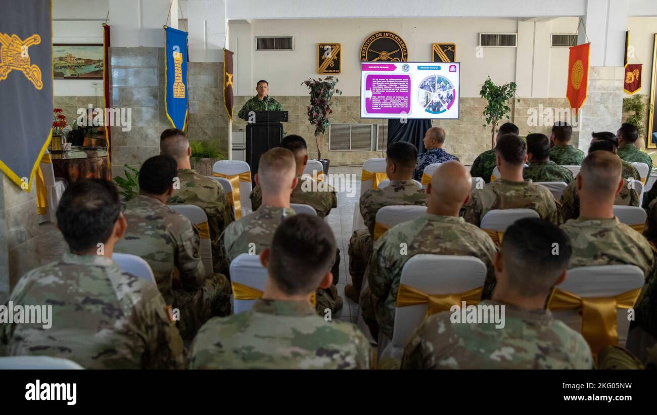 221017-N-PC620-0047 REYNOSA, Messico (ott 17, 2022) Segreteria messicana della Difesa Nazionale (SEDENA) maggio. (Major) Jorge Geronimo, il capo operativo assegnato alla zona militare del 8th, fornisce un mandato operativo ai soldati statunitensi, assegnati alla Joint Task Force Civil Support, e al personale militare SEDENA come parte della fase di integrazione durante l'esercizio Fuerzas Amigas 2022 su campo Militar Reynosa, Messico 17 ottobre 2022. L'esercizio FA22 è un esercizio binazionale di risposta alle catastrofi tra i militanti statunitensi e messicani dal 17 al 21 ottobre, lungo il confine tra Stati Uniti e Messico. Lo scopo di questo esercizio annuale i Foto Stock