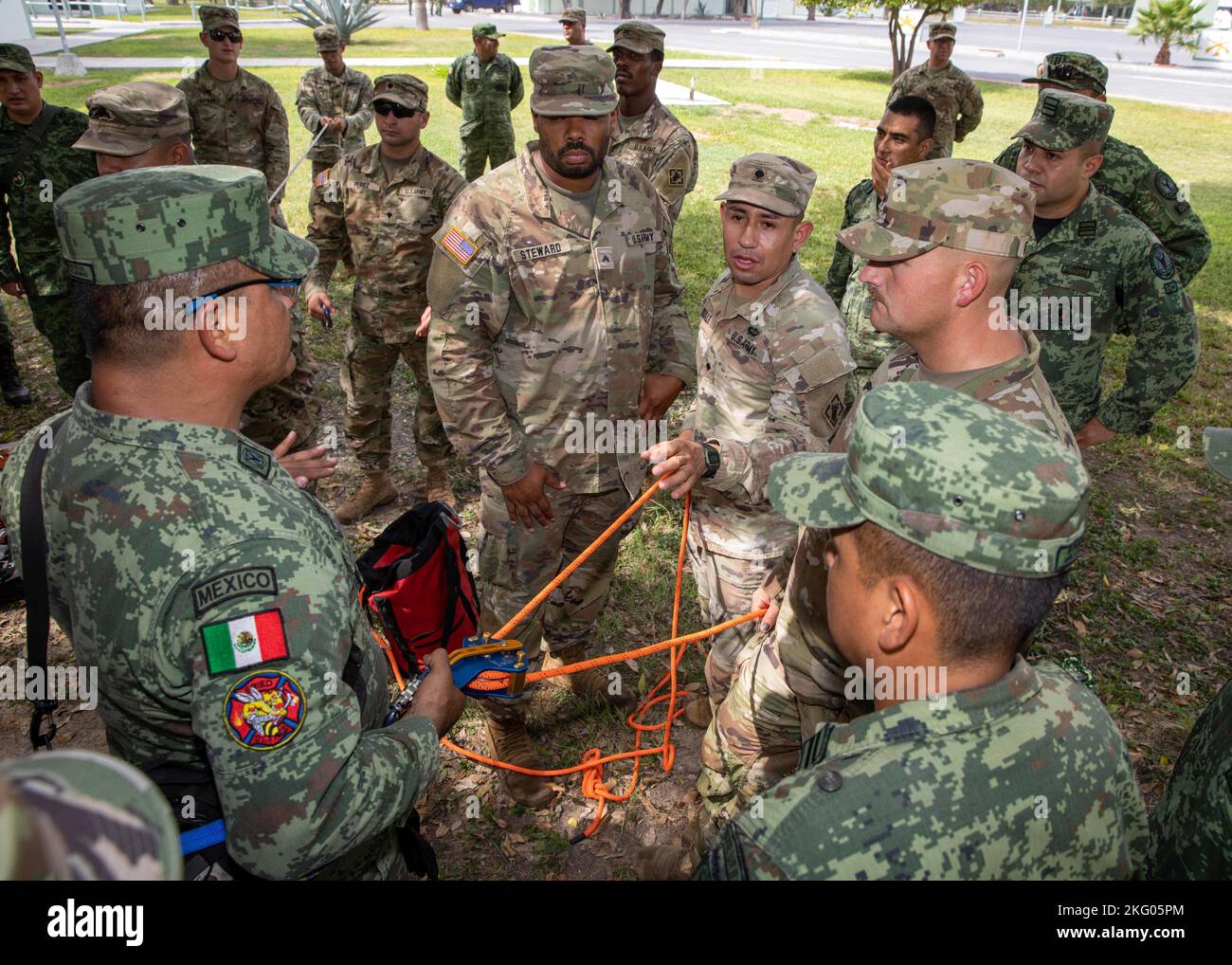 221017-N-PC620-0099 REYNOSA, Messico (ott 17, 2022) i soldati statunitensi assegnati al 92nd Engineer Battalion, 526th Engineer Construction Company, con sede a Fort Stewart, GA., e i soldati dell'esercito messicano assegnati al 19th Motorized Cavalry aumentano la loro compatibilità operativa attraverso la familiarizzazione delle attrezzature durante l'esercizio Fuerzas Amigas 2022 su campo Militar Reynosa, Messico, 17 ottobre 2022. L'esercizio FA22 è un esercizio binazionale di risposta alle catastrofi tra i militanti statunitensi e messicani dal 17 al 21 ottobre, lungo il confine tra Stati Uniti e Messico. Lo scopo di questo esercizio annuale è migliorare la riammissione Foto Stock