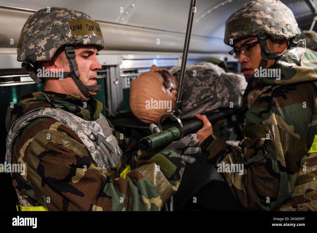 Gli airmen assegnati al Gruppo medico 374th assistono un incidente simulato durante uno scenario di addestramento di evacuazione di massa, 17 ottobre 2022, presso la base aerea di Yokota, Giappone. Lo scenario formativo faceva parte di una Samurai Readiness Inspection, volta a migliorare la preparazione e la capacità della base di rispondere a qualsiasi emergenza reale. Foto Stock