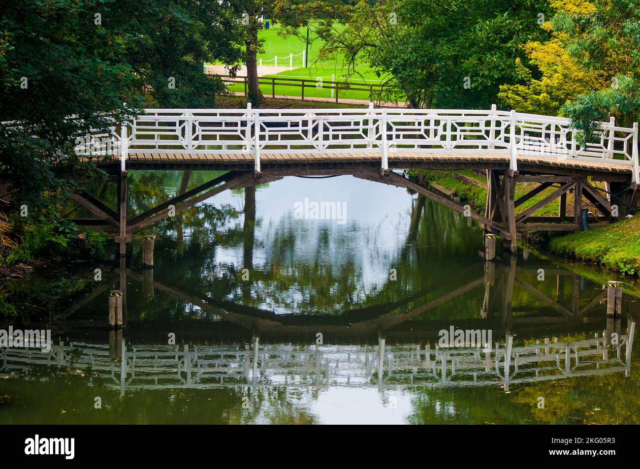 Ponte pedonale sul fiume Cherwell a Oxford, Inghilterra Foto Stock
