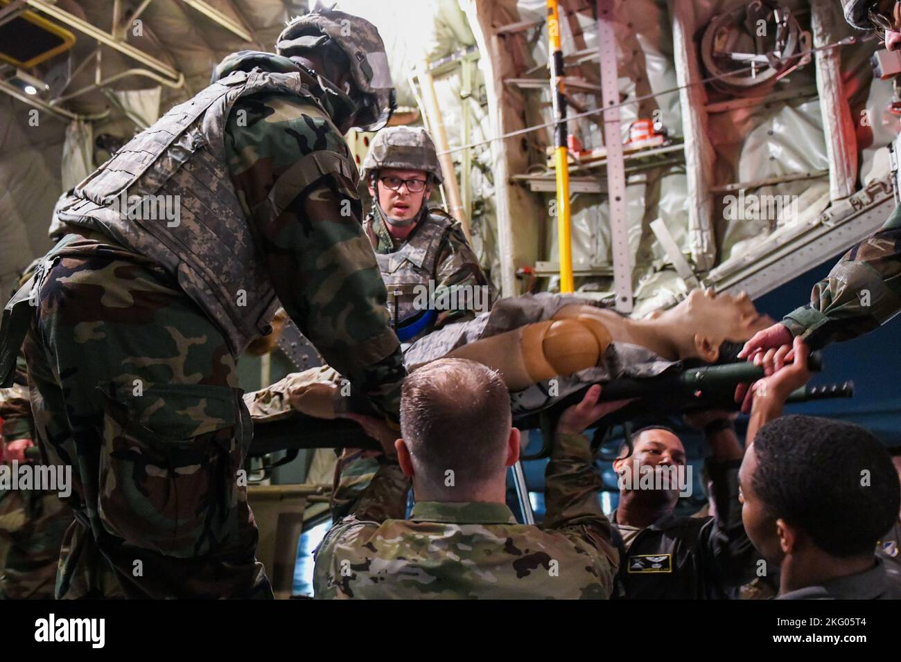 Gli airmen assegnati al Gruppo medico 374th assistono un incidente simulato durante uno scenario di addestramento di evacuazione di massa, 17 ottobre 2022, presso la base aerea di Yokota, Giappone. Lo scenario formativo faceva parte di una Samurai Readiness Inspection, volta a migliorare la preparazione e la capacità della base di rispondere a qualsiasi emergenza reale. Foto Stock