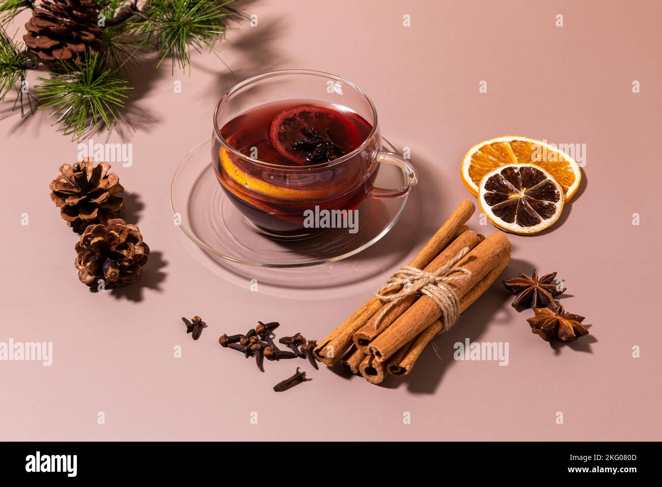 Drink di Natale Vin Chaud, VIN brulé francese ingredienti cannella e frutta secca Foto Stock