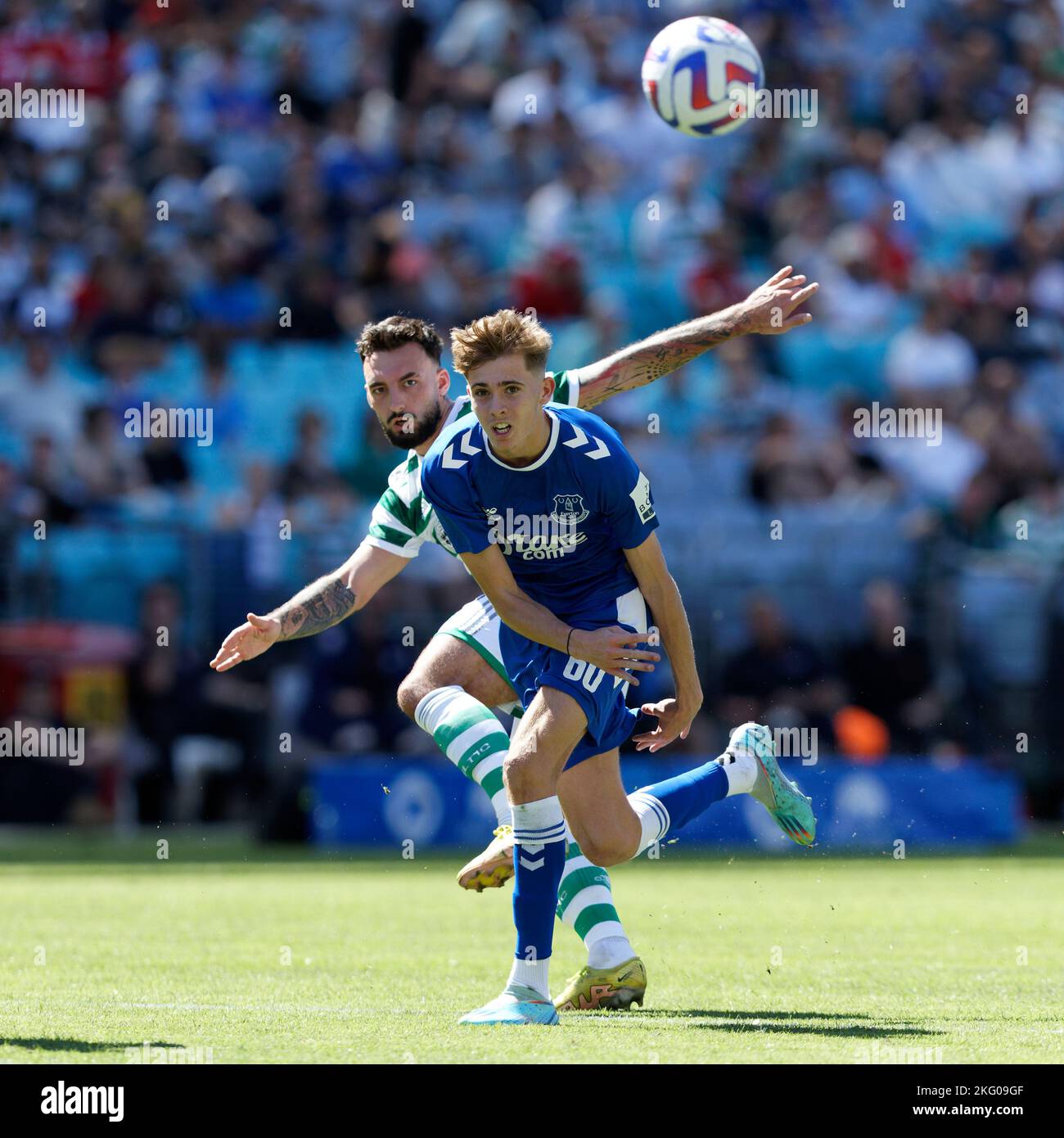 Sydney, Australia. 20th Nov 2022. SYDNEY, AUSTRALIA - NOVEMBRE 20: Sead Haksabanovic di Celtic compete per la palla con Isaac Price di Everton durante la partita tra Everton e Celtic all'Accor Stadium Credit: IOIO IMAGES/Alamy Live News Foto Stock