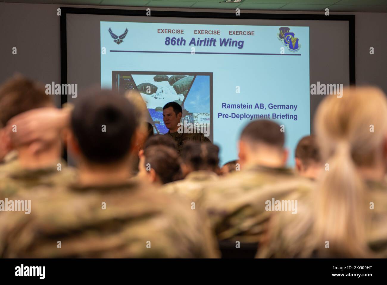 Gli Stati Uniti Air Force Airmen di Ramstein Air base, Germania partecipano a una simulazione di pre-implementazione linea di funzione durante l'esercizio di esercizio Varsity 22-4 a RAB, 18 ottobre 2022. I membri del team di ispezione di Wing hanno osservato che gli Airmen hanno seguito la riga PDF per prendere nota del fatto che sono state seguite o meno le procedure corrette. Foto Stock