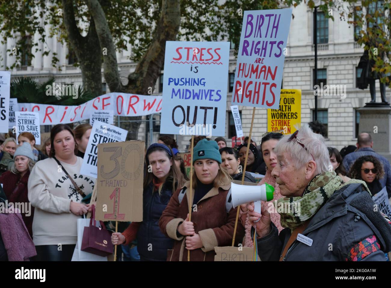 Londra, Regno Unito. 20th Novembre 2022. Le ostetriche partecipano a una manifestazione a livello nazionale su Parliament Square sulla carenza cronica di personale nei servizi di maternità, lasciando la forza lavoro esistente eccessivamente tesa a livelli pericolosi. Gli attivisti stanno cercando un aumento della retribuzione alla luce della crisi del costo della vita e del miglioramento delle condizioni di lavoro, dato che 29 persone lasciano la professione su 30 addestrati. Credit: Undicesima ora di Fotografia/Alamy Live News Foto Stock