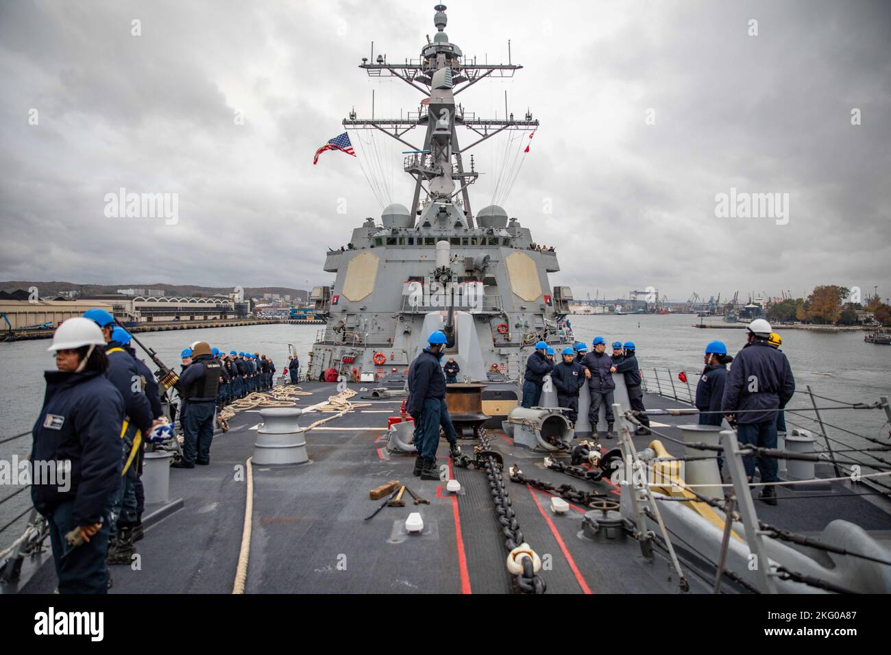 GDYNIA, Polonia (ott 18, 2022) il cacciatorpediniere missilistico guidato di classe Arleigh Burke USS Roosevelt (DDG 80) parte da Gdynia, Polonia, 18 ottobre 2022. Roosevelt si trova in una distribuzione programmata nell'area operativa delle forze Navali USA in Europa, impiegata dalla U.S. Sesta flotta per difendere gli interessi degli Stati Uniti, alleati e partner. Foto Stock