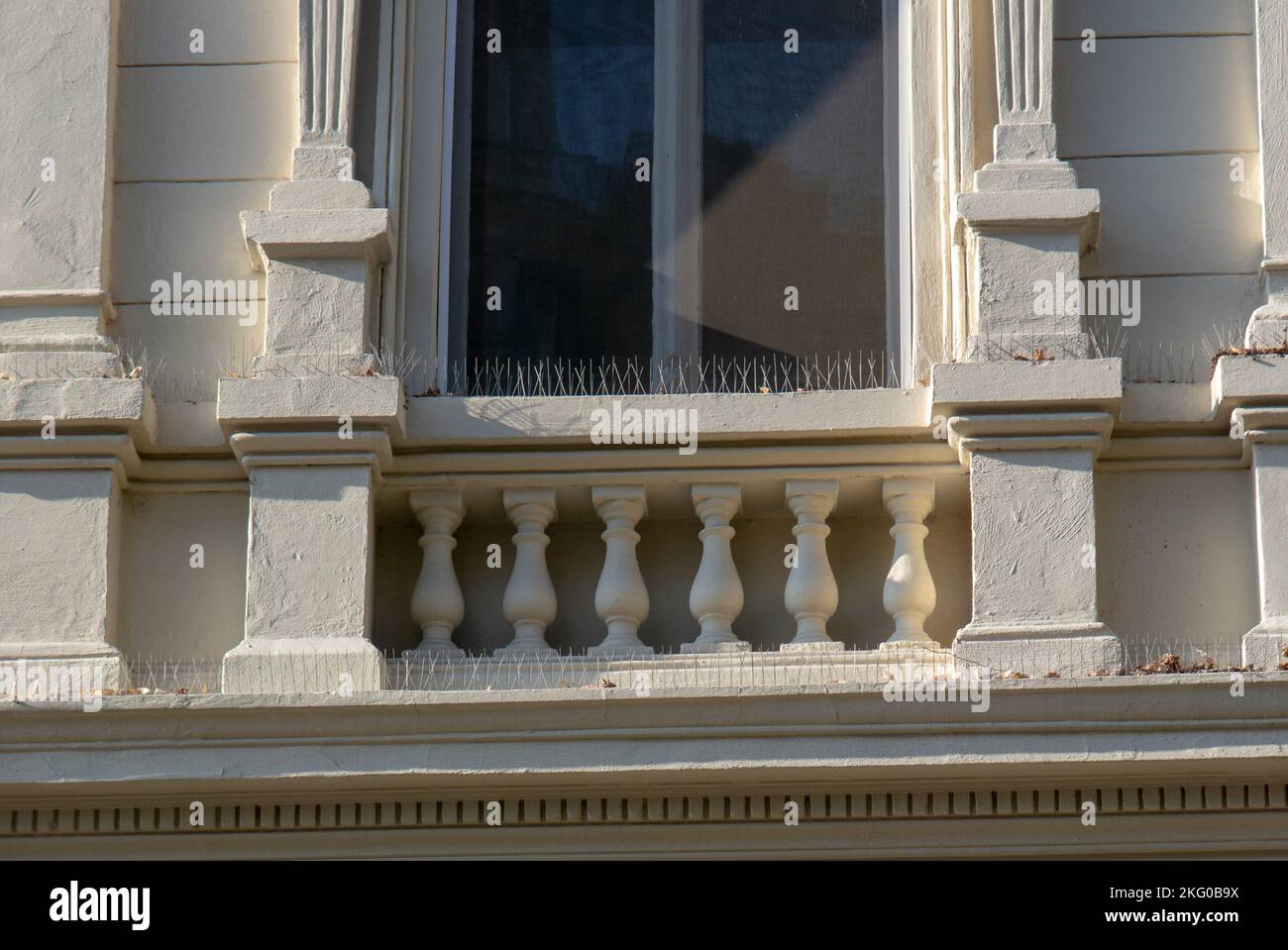 Picchiettoni per il controllo degli uccelli, picchiettoni anti-ruggimento, picchiettoni o modifiche al rostro sulla facciata di un edificio. Foto Stock