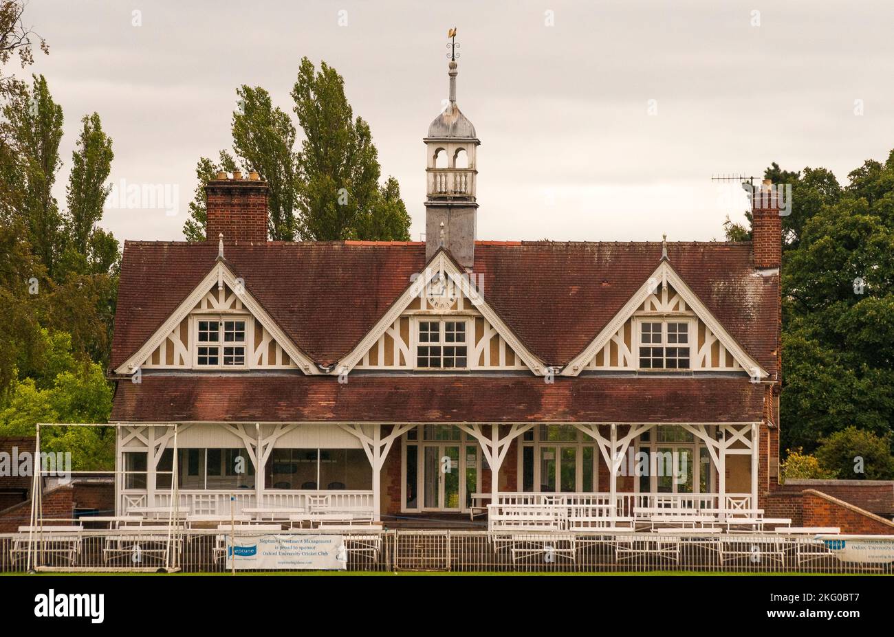 Cricket Club Pavilion (1880) presso i parchi universitari di Oxford, Inghilterra Foto Stock