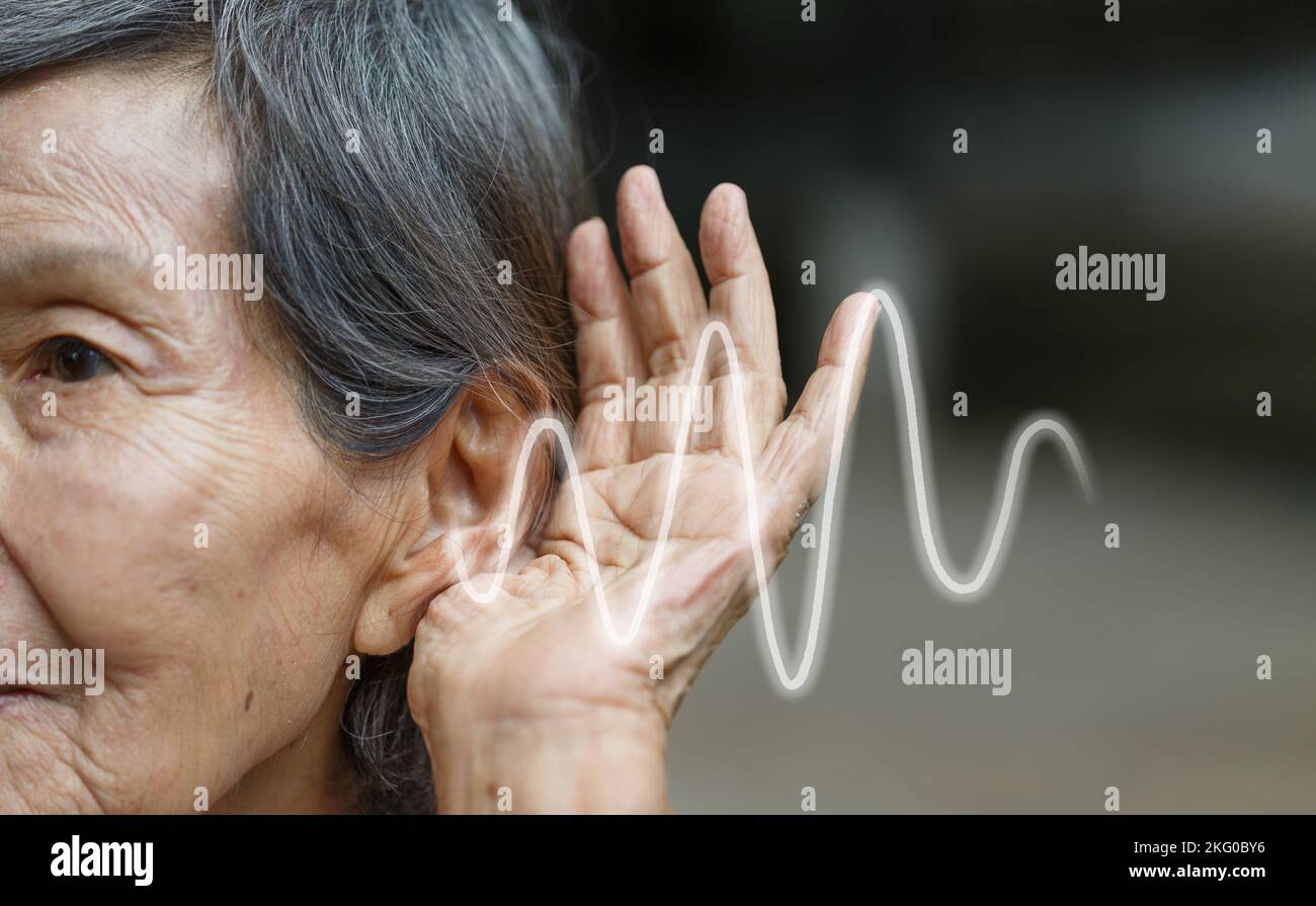 Donna anziana perdita uditiva , difficile da udire Foto Stock