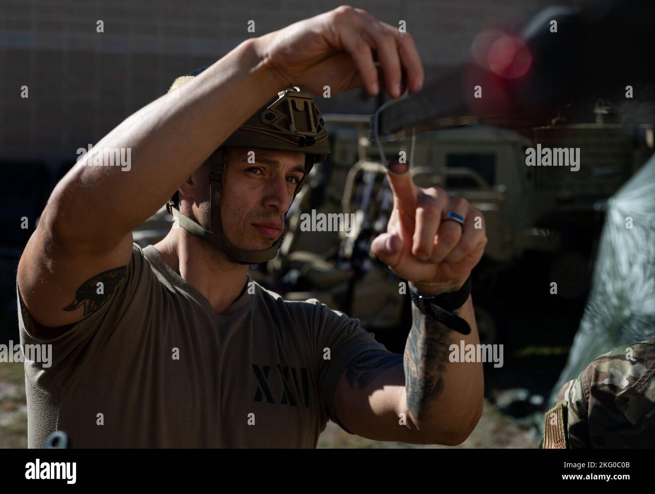 Un aviatore radio Mission Support regola un'antenna line-of-sight per una trasmissione radio stabile con i compagni di squadra a Hurlburt Field, Florida, 18 ottobre 2022. 23rd Special Tactics Squadron Mission Support radio installa, mantiene e sostiene le comunicazioni in radiofrequenza garantendo il successo della missione negli ambienti distribuiti e domestici. Foto Stock