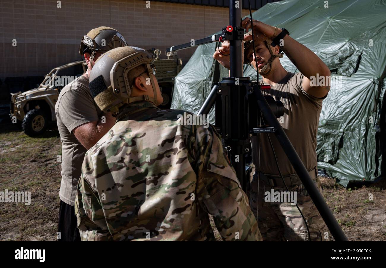 Missione supporto radio Airmen ha creato un'antenna line-of-sight per la trasmissione radio sicura con i partner di esercizio a Hurlburt Field, Florida, 18 ottobre 2022. 23rd Special Tactics Squadron Mission Support radio installa, mantiene e sostiene le comunicazioni in radiofrequenza garantendo il successo della missione negli ambienti distribuiti e domestici. Foto Stock