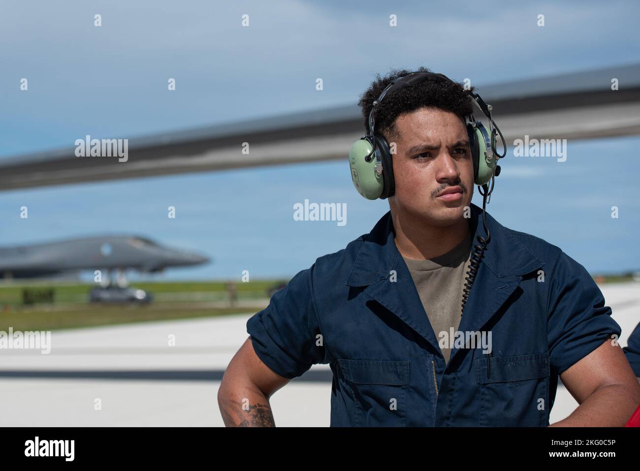 Il Senior Airman Christopher Cline dell'aeronautica degli Stati Uniti, 28th capo dell'equipaggio dello Squadron di manutenzione di velivoli assegnato alla base dell'aeronautica di Ellsworth, Dakota del Sud, supervisiona le operazioni di recupero di velivoli alla base dell'aeronautica di Andersen, Guam, 18 ottobre 2022. Queste missioni aumentano la disponibilità, per includere congiunta e multilaterale, a rispondere a qualsiasi potenziale crisi o sfida nell'Indo-Pacifico. Foto Stock
