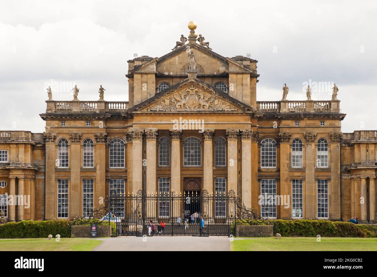 Blenheim Palace (18th C) a Woodstock, Oxfordshire, fu regalato dalla nazione a John Churchill, primo Duca di Marlborough Foto Stock