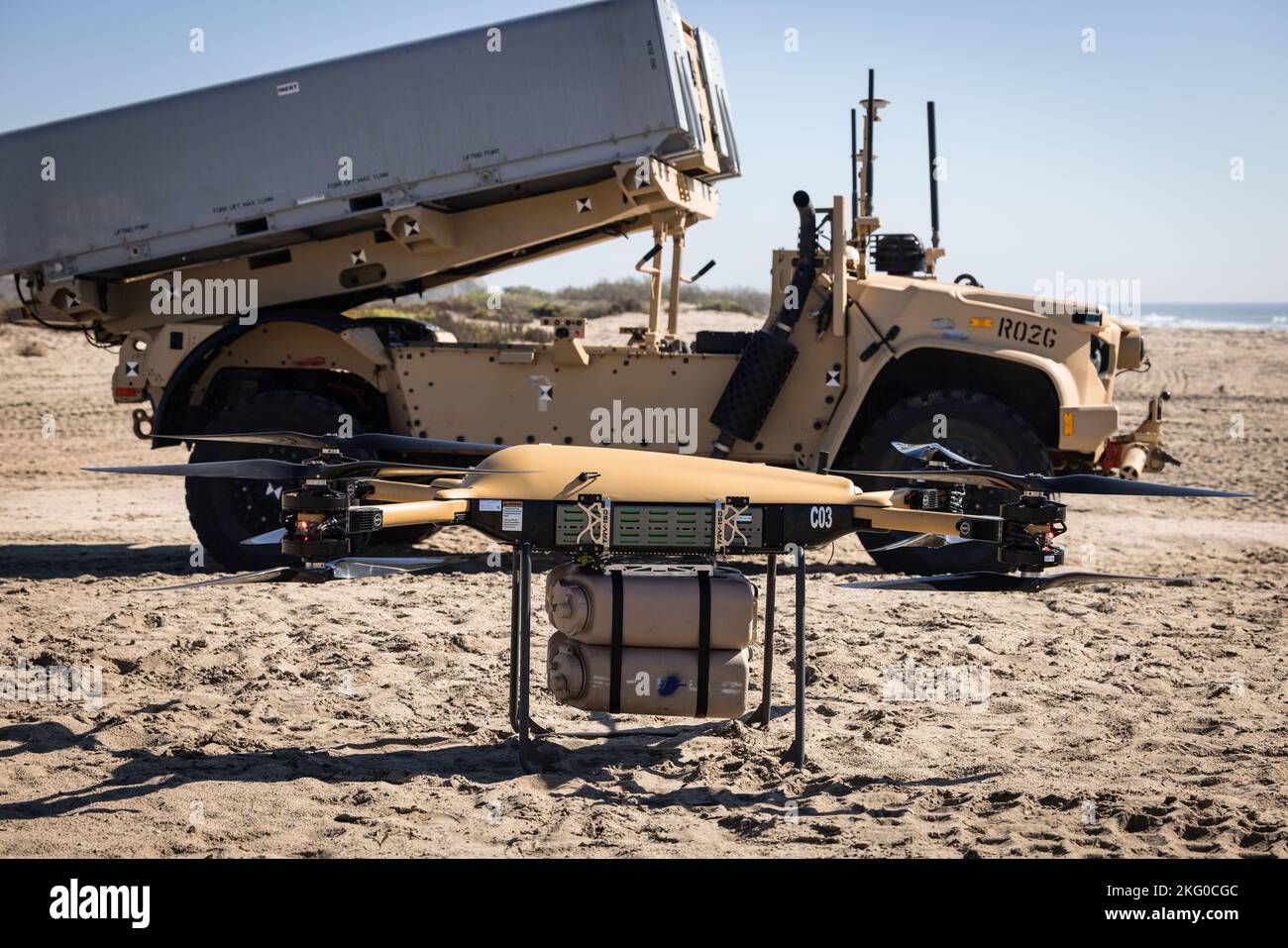 U.S. Marines with 1st Transportation Battaglione, Combat Logistics Regiment 1, 1st Marine Logistics Group, estrarre un drone Tactical Resupply Vehicle (TRV-150) durante l'esercizio di offload del cuscino d'aria dell'imbarcazione di atterraggio (LCAC) durante la convergenza del progetto 2022 su Camp Pendleton, California, 18 ottobre 2022. Nel corso del PC22 molti sistemi sono stati sperimentati per determinare come le future capacità di comando e controllo possano essere integrate con i partner all-Service e multinazionali. Questo corso offre inoltre a Marines e ai marinai l'opportunità di praticare un trasferimento regolare da nave a terra di attrezzature e personale. Foto Stock