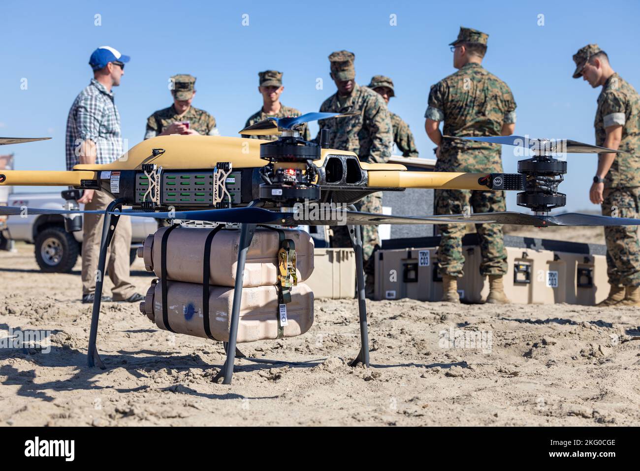 U.S. Marines with 1st Transportation Battaglione, Combat Logistics Regiment 1, 1st Marine Logistics Group, estrarre un drone Tactical Resupply Vehicle (TRV-150) durante l'esercizio di offload del cuscino d'aria dell'imbarcazione di atterraggio (LCAC) durante la convergenza del progetto 2022 su Camp Pendleton, California, 18 ottobre 2022. Nel corso del PC22 molti sistemi sono stati sperimentati per determinare come le future capacità di comando e controllo possano essere integrate con i partner all-Service e multinazionali. Questo corso offre inoltre a Marines e ai marinai l'opportunità di praticare un trasferimento regolare da nave a terra di attrezzature e personale. Foto Stock
