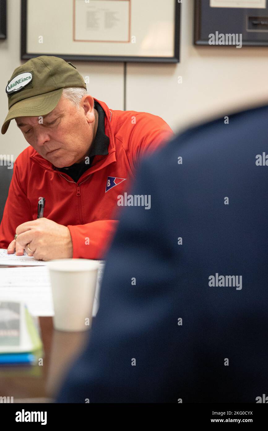 Jeff Bennett, Assistente legislativo militare del Senatore Angus King, parla con la leadership di WiNG degli eventi in corso. La visita è stata parte di un viaggio di più giorni al campidoglio della nostra nazione che ha permesso ai nostri MAINEiaci di incontrare i leader di stato per discutere argomenti riguardanti il KC-46, il reclutamento e le modifiche al KC-135. Foto Stock