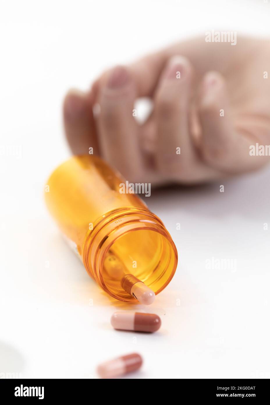 mano di una ragazza sdraiata sul pavimento con una dose eccessiva di pillola (intenzionale fuoco selettivo) Foto Stock