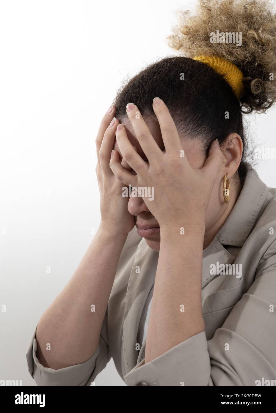 Ragazza Afro con espressione di stress o ansia con le mani a faccia su uno sfondo bianco Foto Stock