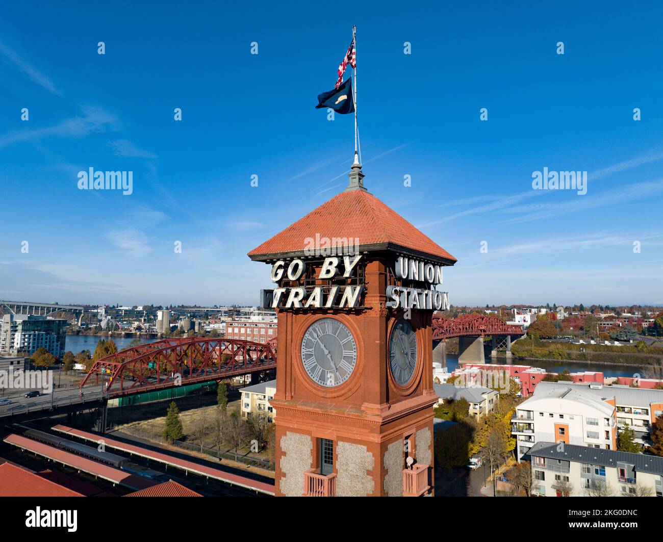 Stazione ferroviaria passeggeri Union Station con cartello sulla torre che dice "Go by Train" e "Union Station". Foto Stock